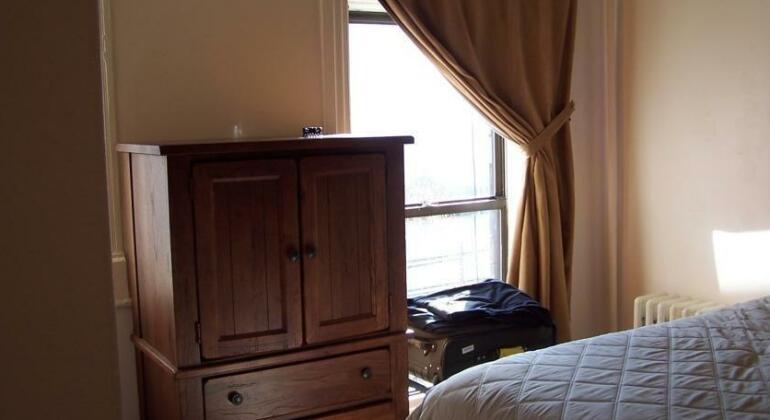 Brownstone Bed and No Breakfast - Photo3