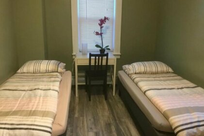 Comfy Rooms with Free WiFi & Laundry Near JFK Airport J E Airport Train