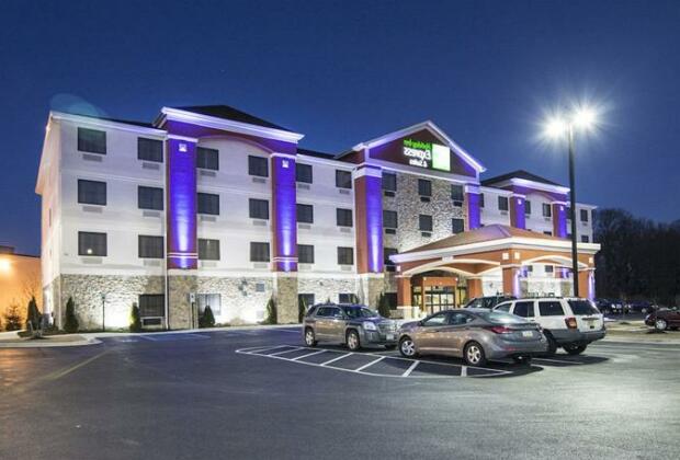 Holiday Inn Express & Suites Elkton - University Area - Photo2