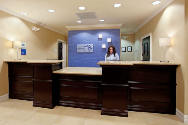 Holiday Inn Express and Suites Newberry - Photo4