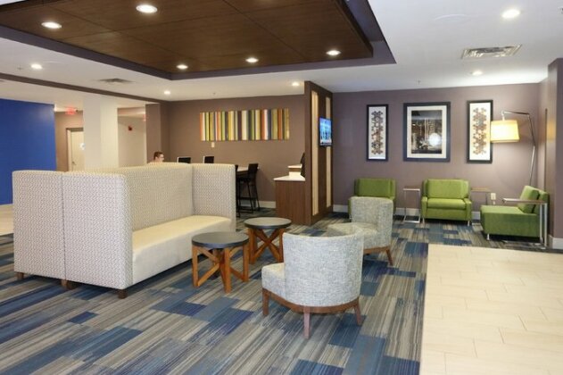 Holiday Inn Express & Suites Newport News - Photo2