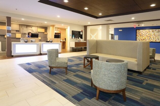 Holiday Inn Express & Suites Newport News - Photo3