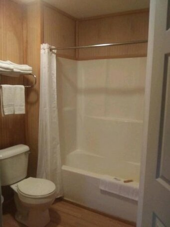 Whispering Creek Lodging & RV Resort - Photo2
