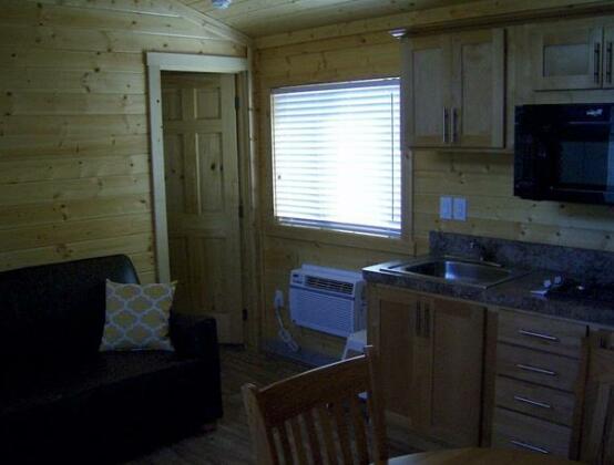 Lake Minden Camping Resort Cabin 1 - Photo5
