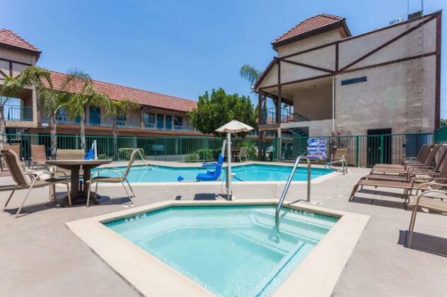 Howard Johnson by Wyndham Norco - Photo5