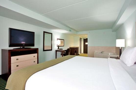 Holiday Inn Express Hotel & Suites Norfolk Airport - Photo2