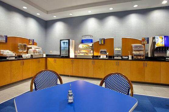 Holiday Inn Express Hotel & Suites Norfolk Airport - Photo4