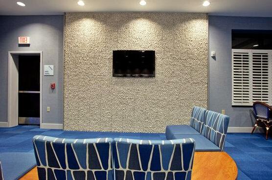 Holiday Inn Express Hotel & Suites Norfolk Airport - Photo5