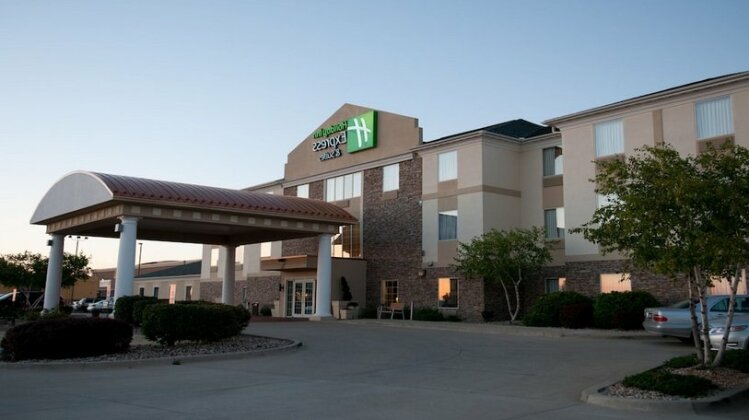 Holiday Inn Express Hotel & Suites Bloomington-Normal University Area - Photo2