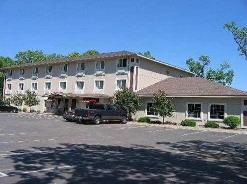 Budget Host Inn & Suites North Branch - Photo2