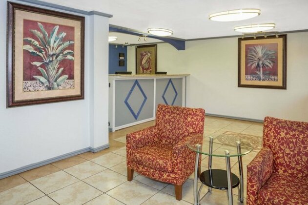 Travelodge by Wyndham Fort Myers North - Photo2