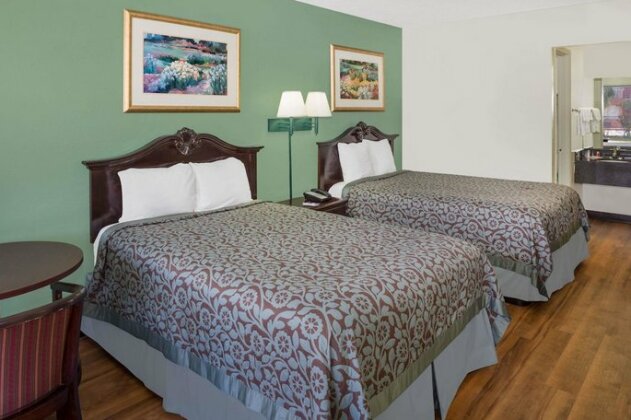 Travelodge by Wyndham Fort Myers North - Photo4
