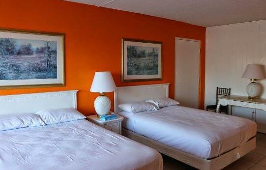 Camelot Waterfront Inn - Photo2