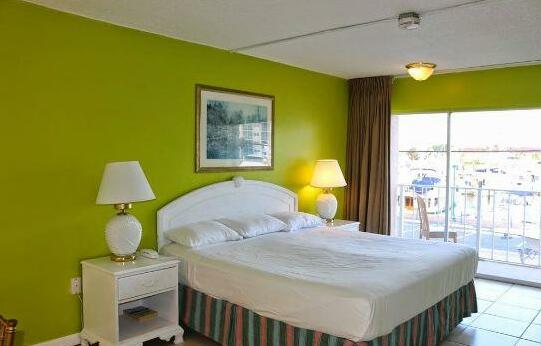 Camelot Waterfront Inn - Photo5