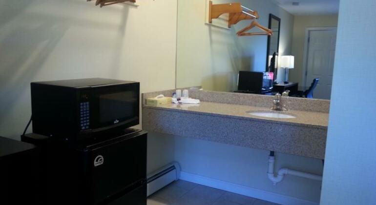 Americas Best Value Inn Providence-North Scituate - Photo3