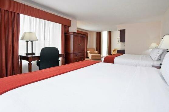 Holiday Inn Express Hotel & Suites Detroit - Farmington Hills - Photo2