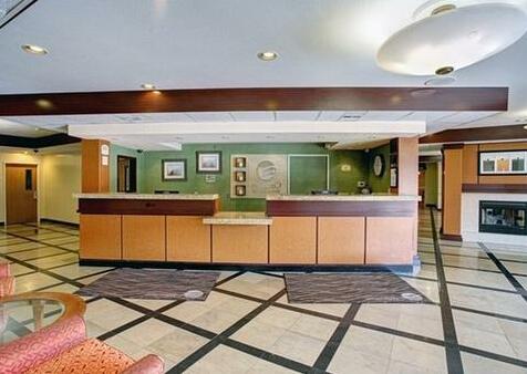Comfort Inn & Suites Oakland Airport - Photo2
