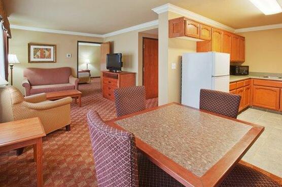Holiday Inn Express & Suites Oakland - Airport - Photo4