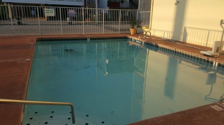 Surf Inn Suites - Photo2