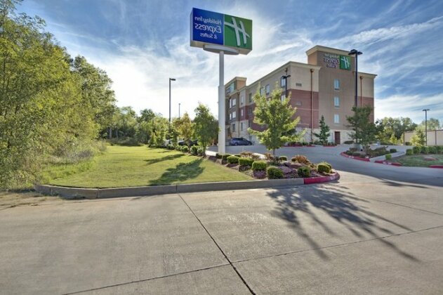 Holiday Inn Express and Suites Oklahoma City North - Photo2