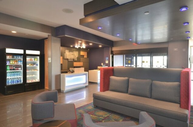 Holiday Inn Express & Suites Oklahoma City Mid - Arpt Area - Photo2