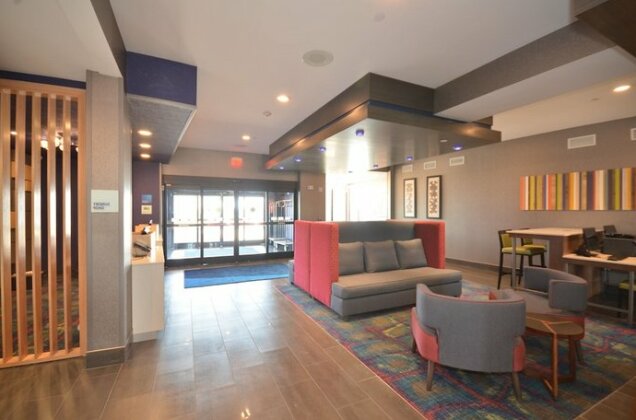 Holiday Inn Express & Suites Oklahoma City Mid - Arpt Area - Photo3