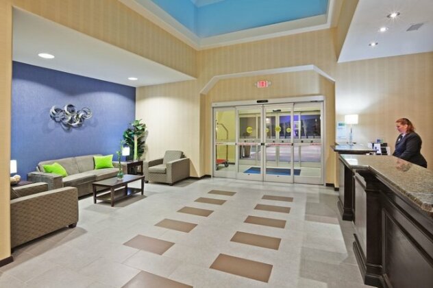 Holiday Inn Express Hotel and Suites Okmulgee - Photo2