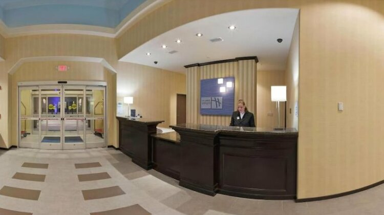 Holiday Inn Express Hotel and Suites Okmulgee - Photo4