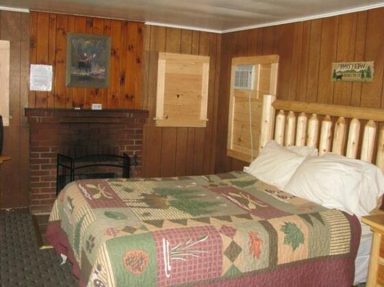 Pine Knoll Lodge & Cabins Inc - Photo3