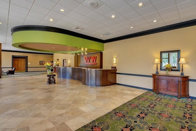 Whispering Woods Hotel & Conference Center - Photo3