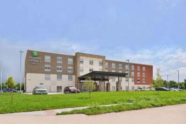 Holiday Inn Express & Suites Omaha Airport - Photo2