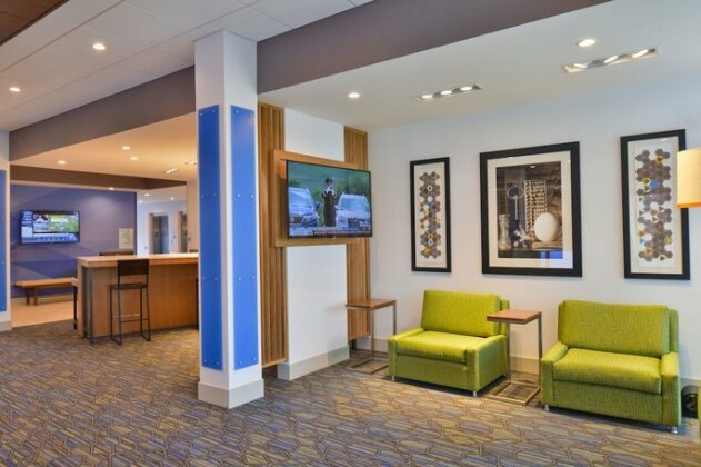 Holiday Inn Express & Suites Omaha Airport - Photo3