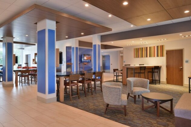 Holiday Inn Express & Suites Omaha Airport - Photo4