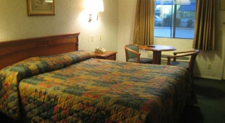 Economy Inn Ontario - Photo4