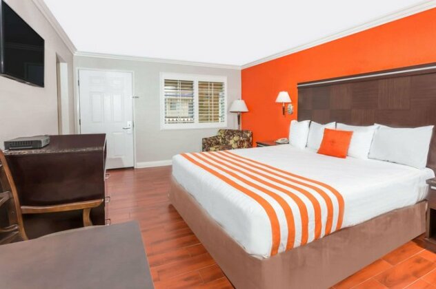 Howard Johnson by Wyndham Orange Hotel & Suites - Photo4