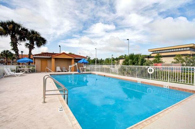 Days Inn & Suites Orlando/UCF Area Research Park - Photo4