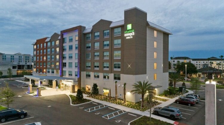 Holiday inn Express & Suites Orlando- Lake Buena Vista