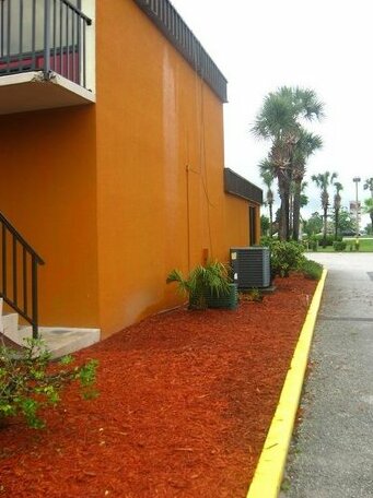 Lake Cecile Inn and Suites - Photo2