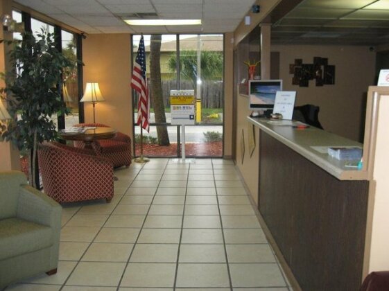 Lake Cecile Inn and Suites - Photo3