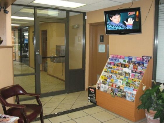 Lake Cecile Inn and Suites - Photo4