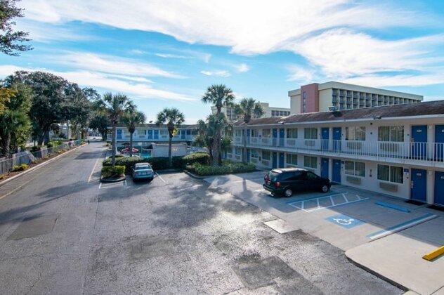 Motel 6 Orlando - Kissimmee Main Gate East - Photo2