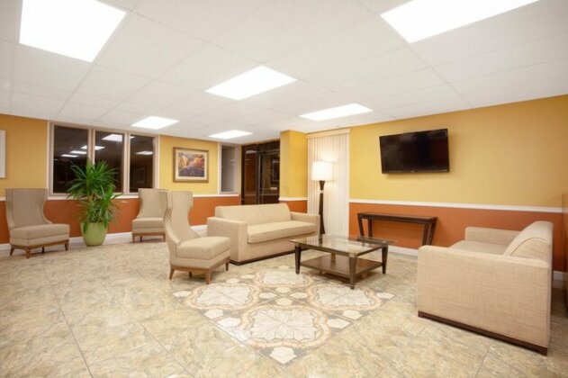 Travelodge by Wyndham Kissimmee East - Photo5