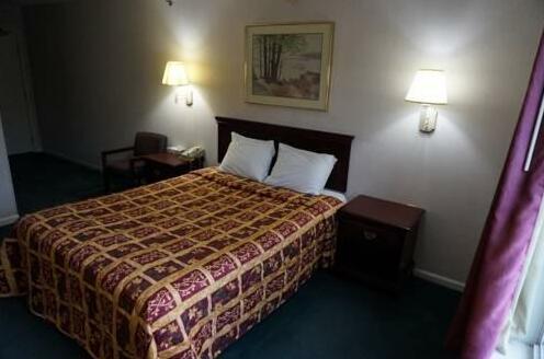 Ozark Inn & Suites - Photo5