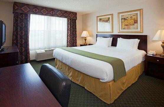 Holiday Inn Express Hotel & Suites Oshkosh - State Route 41 - Photo2