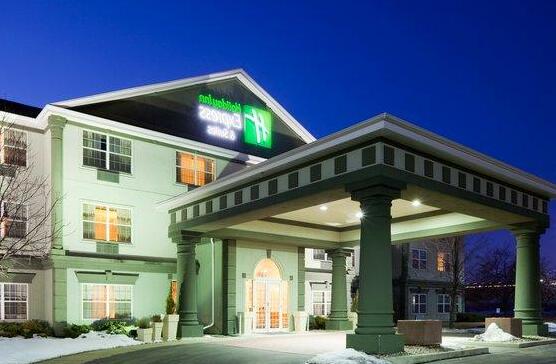 Holiday Inn Express Hotel & Suites Oshkosh - State Route 41 - Photo5