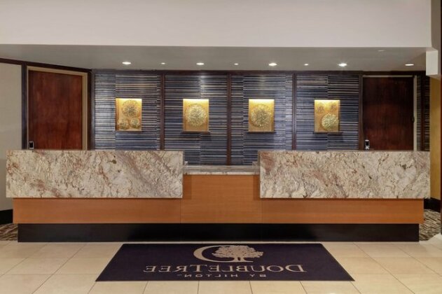 DoubleTree by Hilton Overland Park - Corporate Woods - Photo3