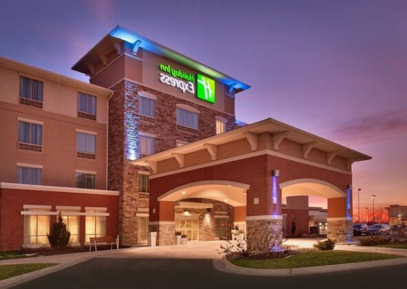 Holiday Inn Express & Suites Overland Park - Photo2