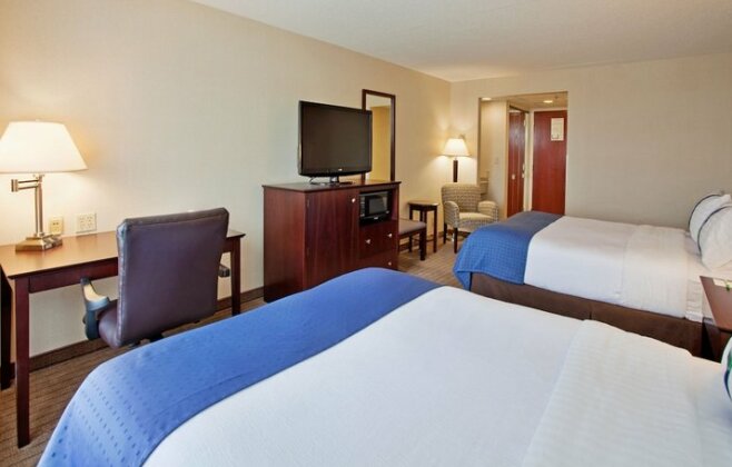 Holiday Inn Hotel & Suites Overland Park-Convention Center - Photo4