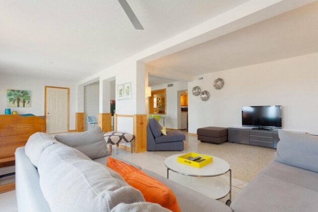 Sunshine House 3 Bedrooms Sleeps 8 Ocean Front Pet Friendly WiFi - Photo3