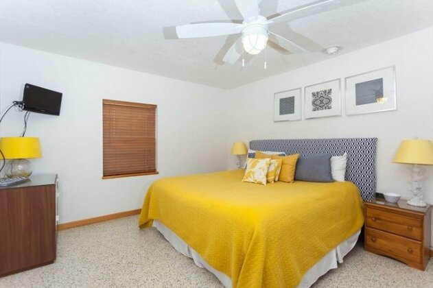 Sunshine House 3 Bedrooms Sleeps 8 Ocean Front Pet Friendly WiFi - Photo4